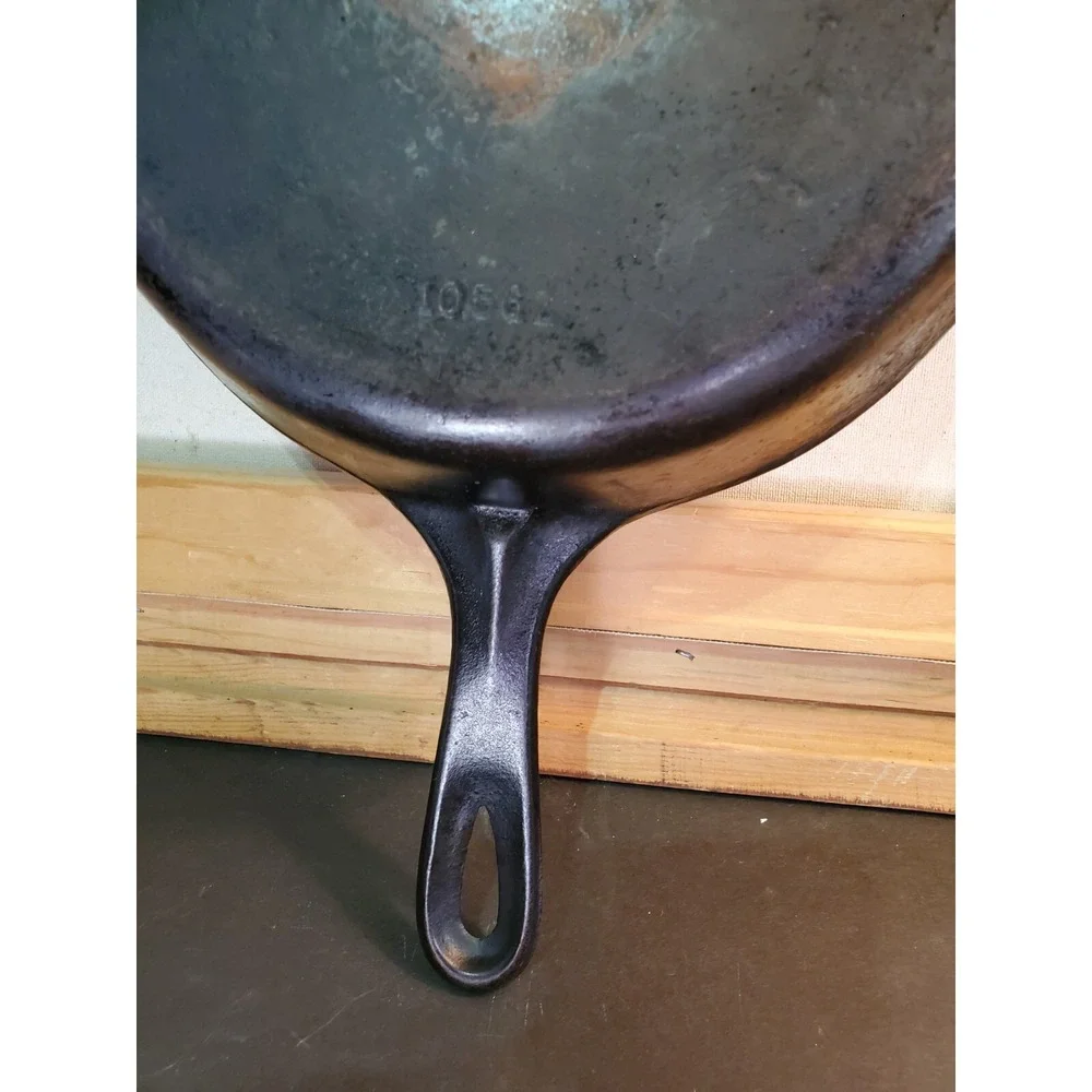 Vintage WAGNER WARE Cast Iron No. 6 Skillet 1056 Z - SITS FLAT Frying Pan Nice